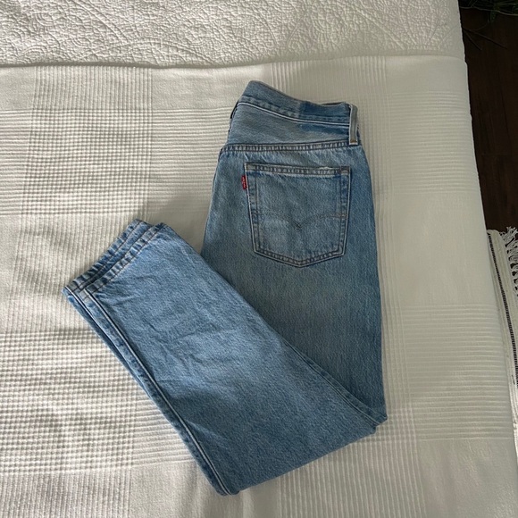 Levis High Rise Cropped Light Wash Denim - Picture 2 of 4